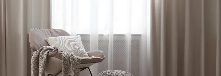 Gemütlicher Schaukelstuhl am Fenster